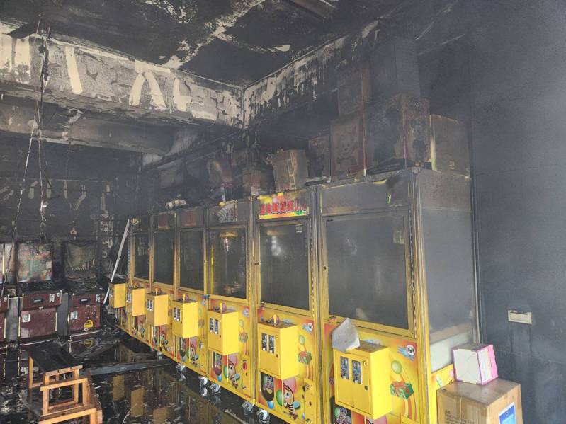台南市安南区安和路五段一家娃娃机店，今天近中午突发生火灾，燃烧1楼娃娃机上方杂物。记者黄宣翰／摄影