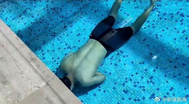 河南鄭州一名25歲的游泳教練日前在游泳池內進行憋氣練習時，竟然在眾目睽睽下溺斃。（圖／取自微博）