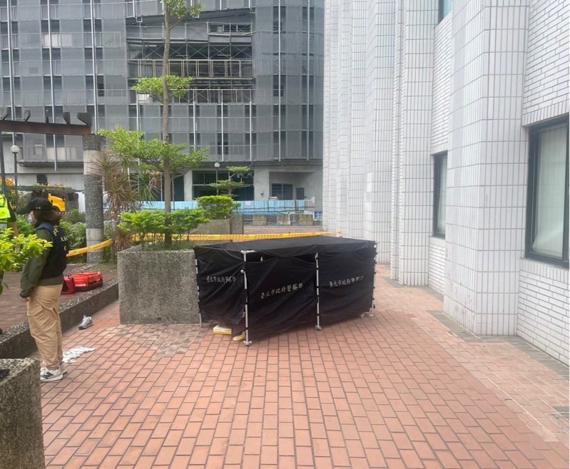 位处台北市大安区基隆路上的台湾电力公司台北市区营业处，今天中午12点半发生坠楼事故。记者翁至成／翻摄
