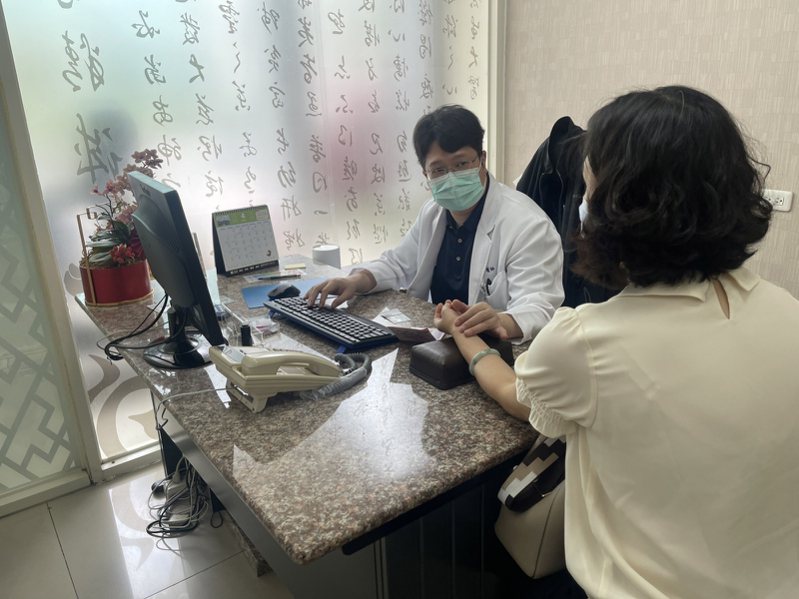 中医师胡云瑜表示，民众千万不要听信偏方，或自行购买、服用来路不明的中药，以免危害自身健康。图／南投卫生局提供