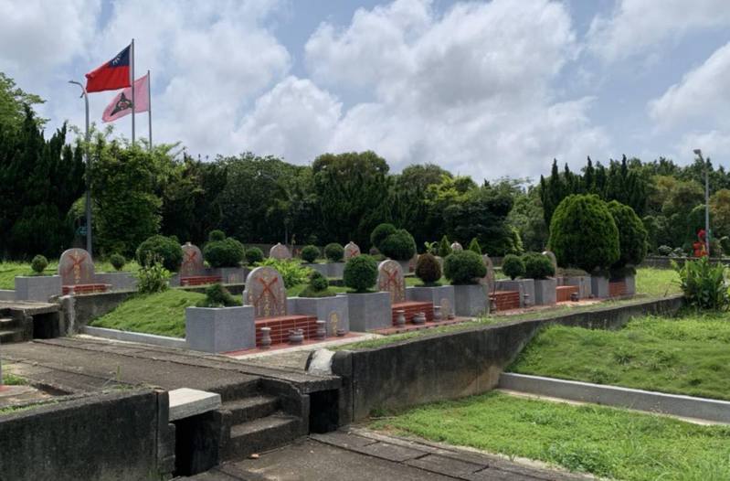 新竹市示范公墓十余个墓碑竟遭人恶意使用红漆画上叉。图／民众提供