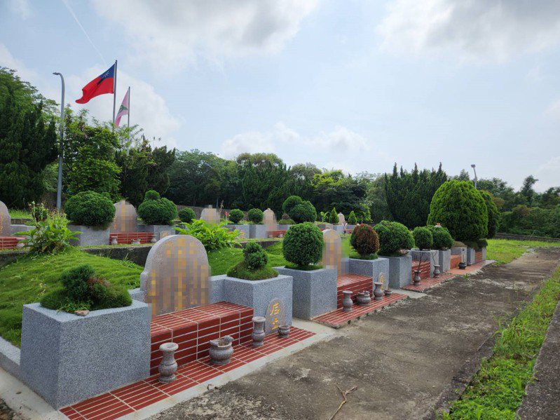 新竹市民政处指出，示范公墓墓碑遭不明人士恶意喷漆，共24个墓碑受波及，发现当下即报警处理，目前已清理完毕。图／新竹市政府提供