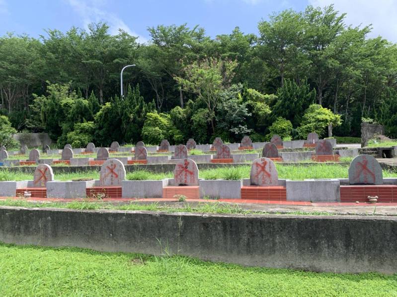 今天有家属扫墓时发现，新竹市示范公墓十余个墓碑竟遭人恶意使用红漆画上叉。图／民众提供