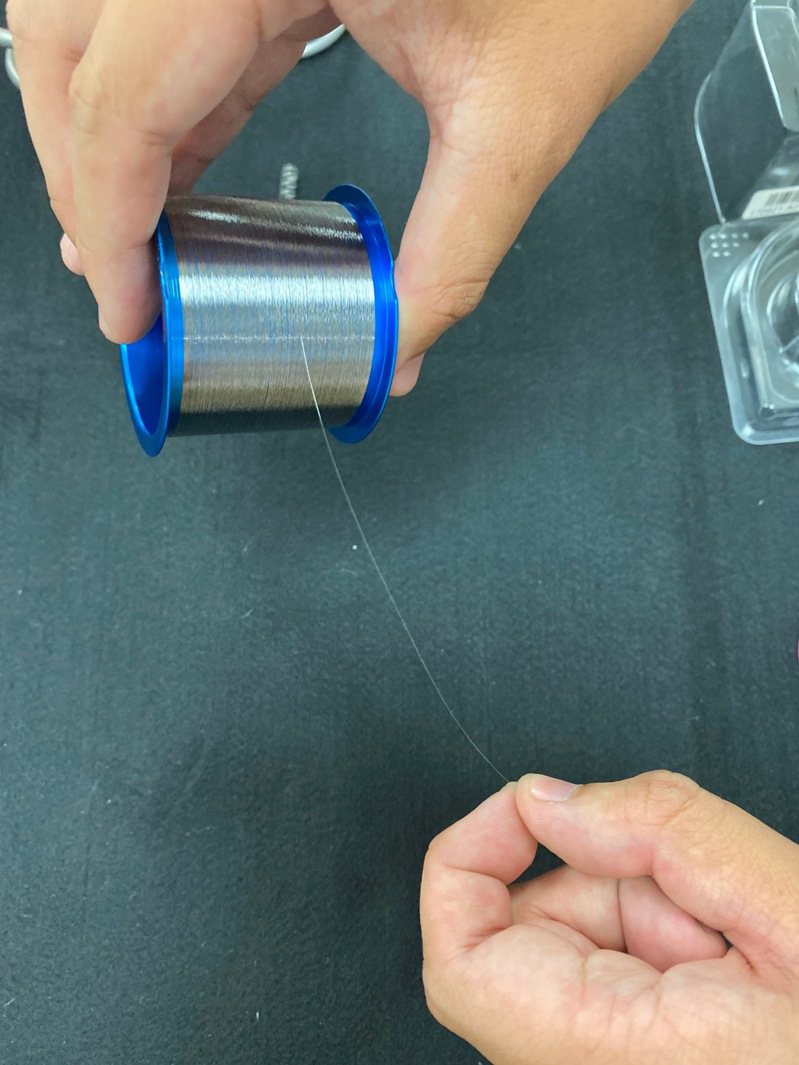 团队以创新技术，将耐热不锈钢抽拉成最细只有15微米的细丝。记者周宗祯／翻摄