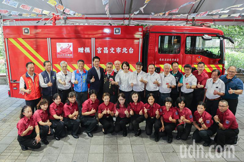 台北市长蒋万安（后排左五）今天下午出席文昌宫捐赠北市消防局水箱消防车典礼，并与消防车及消防人员等来宾合影。记者曾原信／摄影