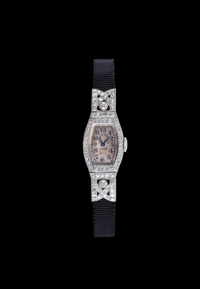 1929年的酒桶形的腕表，以铂金混合镶嵌明亮切割和老式切割两种钻石。图／江诗丹顿提供