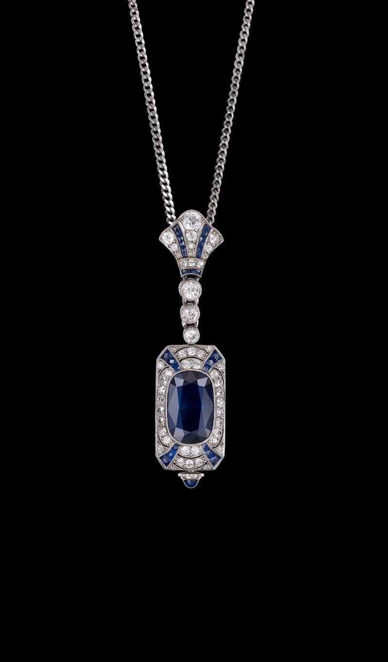1923年珠宝表，正面镶嵌缅甸蓝宝石，背面显示时间，可最为项链配戴。图／江诗丹顿提供