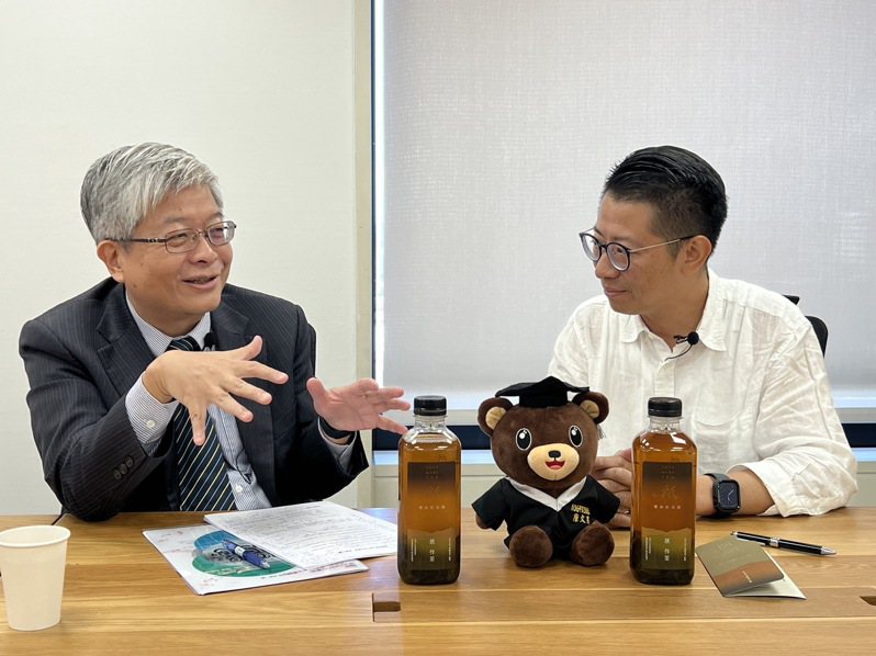 数位转型学院院长詹文男（左）与华刚茶业执行长杜苍林（右）讨论茶行的创新转型。数位转型学院／提供