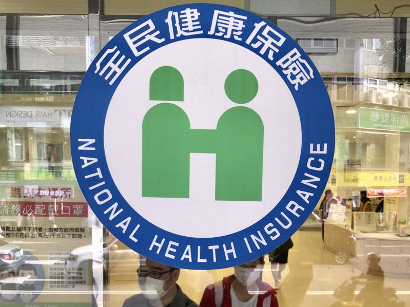 台灣醫務管理學會理事長洪子仁說，若健保點值保障1點給付1元，醫界將為醫事人員加薪20%。本報資料照片