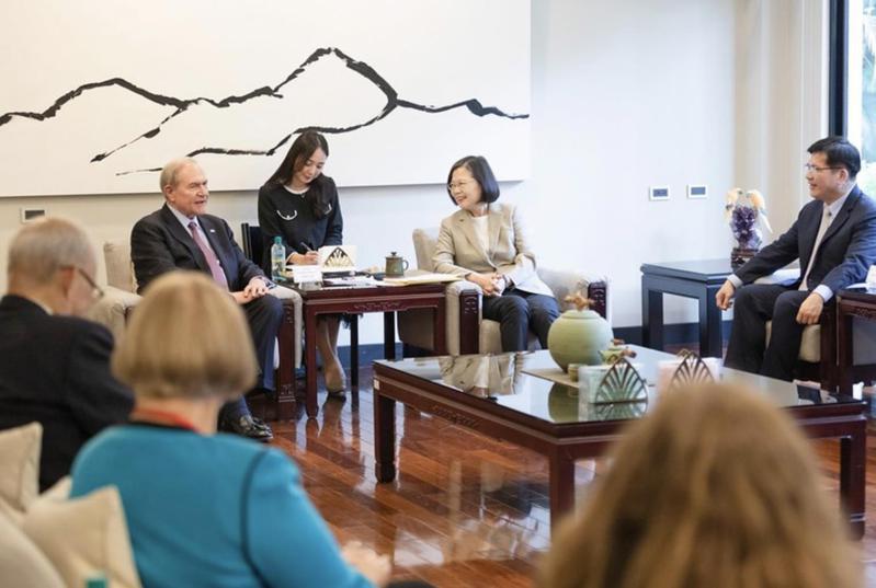 总统蔡英文下午在寓所接见「亚太坚韧研究基金会访团」。图／总统府提供