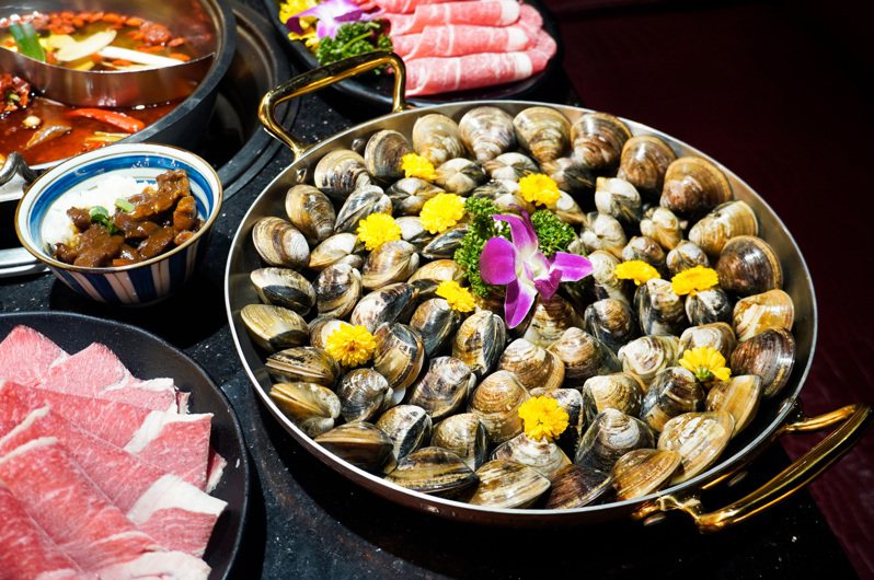 符合条件者，马辣升级东石大蛤吃到饱。图／马辣提供