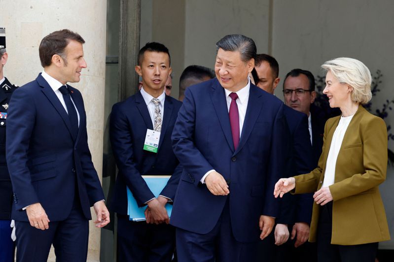 中法歐盟昨舉行三方會談，觸及經貿和俄烏戰爭議題。圖為法國總統馬克宏（左）、大陸國家主席習近平（右二）和歐盟執委會主席范德賴恩（右）在會談後離開巴黎愛麗舍宮。（法新社）