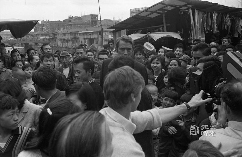 美國福斯公司新片「主席」前往基隆福德市場取景，圖為男主角葛雷哥萊畢克拍攝情形。圖／聯合報系資料照（1968/11/30 王萬武攝影)