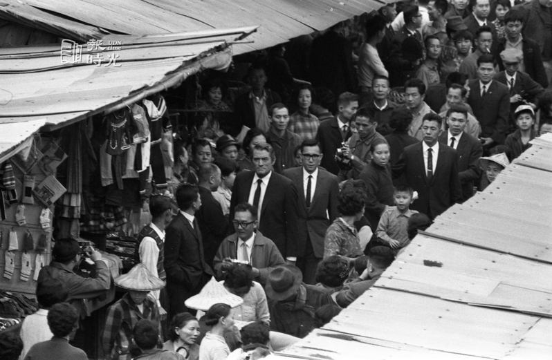 美國福斯公司新片「主席」前往基隆福德市場取景，圖為拍攝情形。圖／聯合報系資料照（1968/11/30 王萬武攝影)