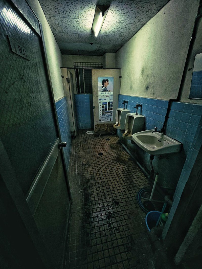 一名日本网友分享下榻的旅馆脏乱模样，尤其公共厕所非常肮脏，墙壁有许多发霉状况。图撷自@ibukiinterpress X 