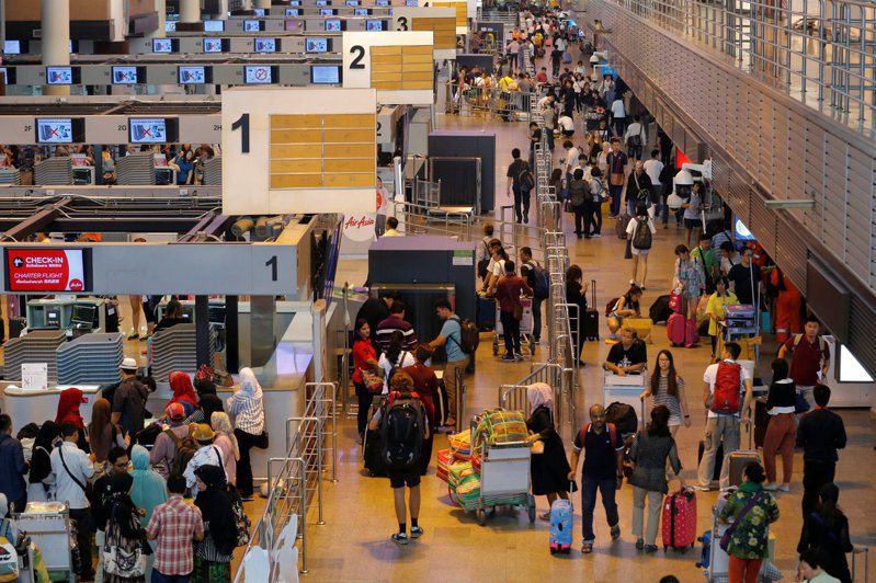 泰國宣布延長台灣旅客赴泰免簽證措施6個月，從5月11日起到11月11日台灣旅客赴泰免簽，泰國政府預估今年台灣旅客赴泰可達到70萬人次。圖／路透社