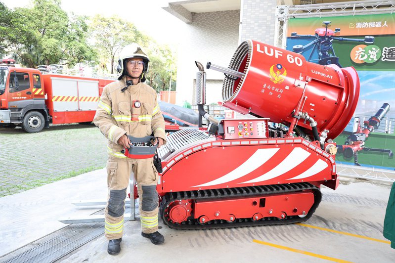 台南市政府民國112年首度引進消防機器人協助救災，提升消防人員安全及救災效能，預計113年將再採購7台。圖／台南市政府提供（中央社）