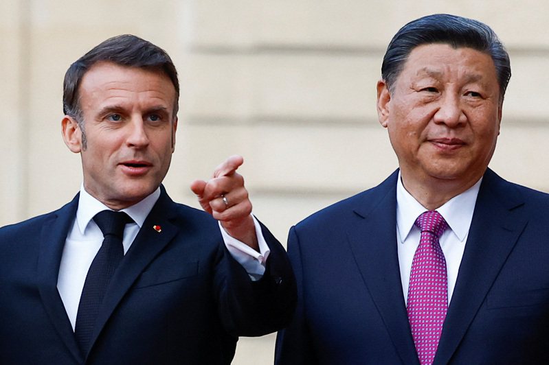 中國國家主席習近平6日在法國巴黎進行國事訪問，習近平與法國總統馬克宏在愛麗舍宮合影。圖／路透