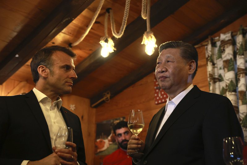 法國總統馬克宏今天在庇里牛斯山地區接待來訪第2天的中國國家主席習近平，試圖創造一對一閒談機會。  ※ 提醒您：禁止酒駕 飲酒過量有礙健康   歐新社