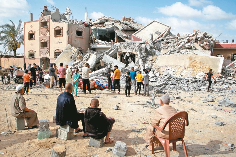 以色列軍方六日開始撤離南加薩城市拉法東部周邊的巴勒斯坦平民；圖為五日拉法一處遭以軍空襲的建築。（路透）