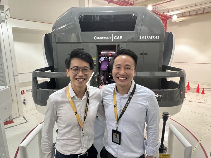 酷航E190-E2的培訓主任、機長Ng Kah Hwee（右）原本是空巴A320機隊，副機長Justin Soon（左）原屬787機隊。記者甘芝萁／攝影