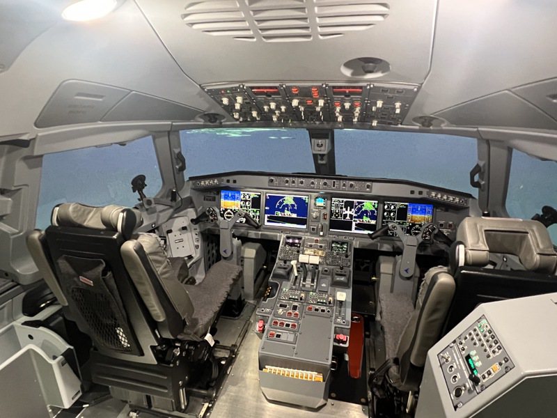 E190-E2的模拟机内部，1：1打造E190-E2实体机的驾驶舱设备与功能，提供机师们在地面期间的练习与考核。记者甘芝萁／摄影