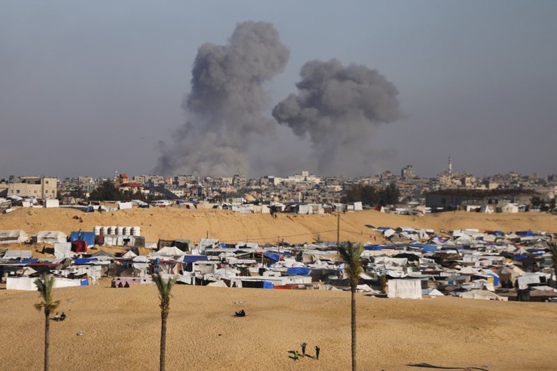哈瑪斯6日宣布接受暫時停火協議後不到幾小時，以色列政府批准對南加薩城市拉法的軍事行動，埃及和巴勒斯坦官員稱以軍戰車已進入拉法。圖為以軍當日空襲拉法東部。美聯社