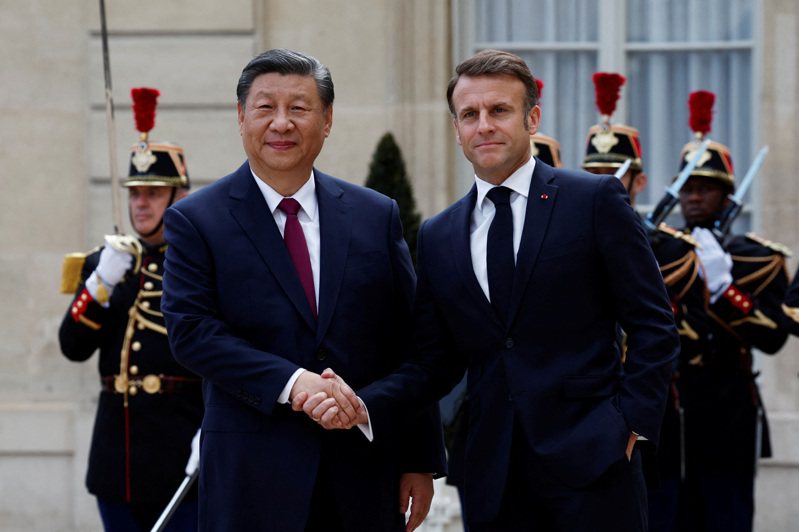 中国国家主席习近平（左）5日晚间抵达法国，6日与法国总统马克宏（右）会面。  路透(photo:UDN)