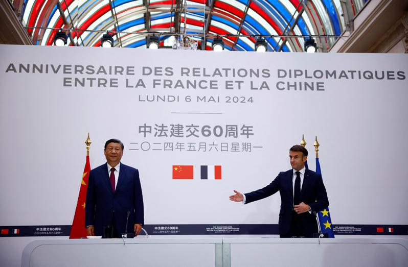法國總統馬克宏（右）6日與大陸國家主席習近平在愛麗舍宮共同會見記者。（歐新社）