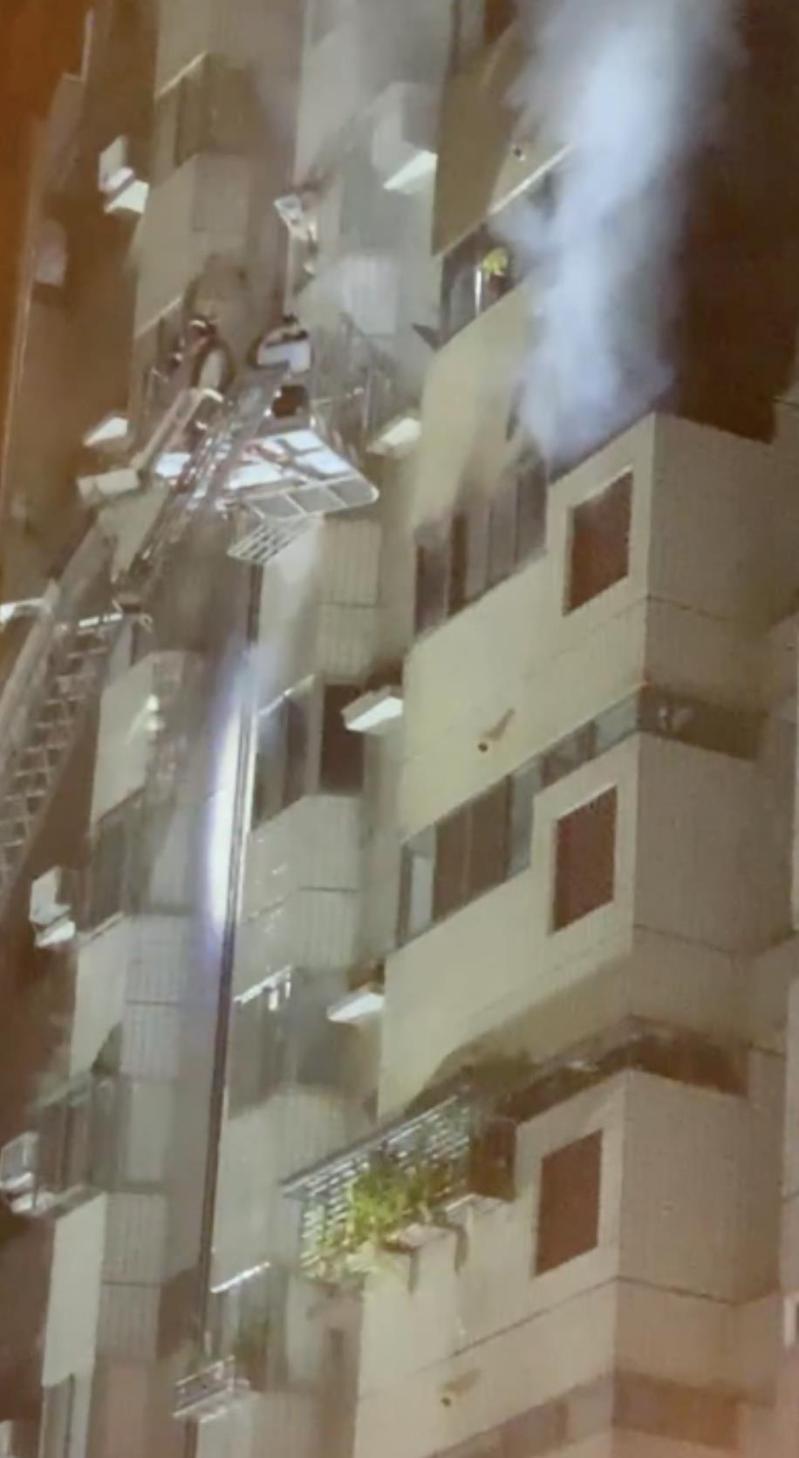 台中市西屯区福瑞街大楼在今天凌晨传出火警，酿2人丧生。记者陈宏睿／翻摄