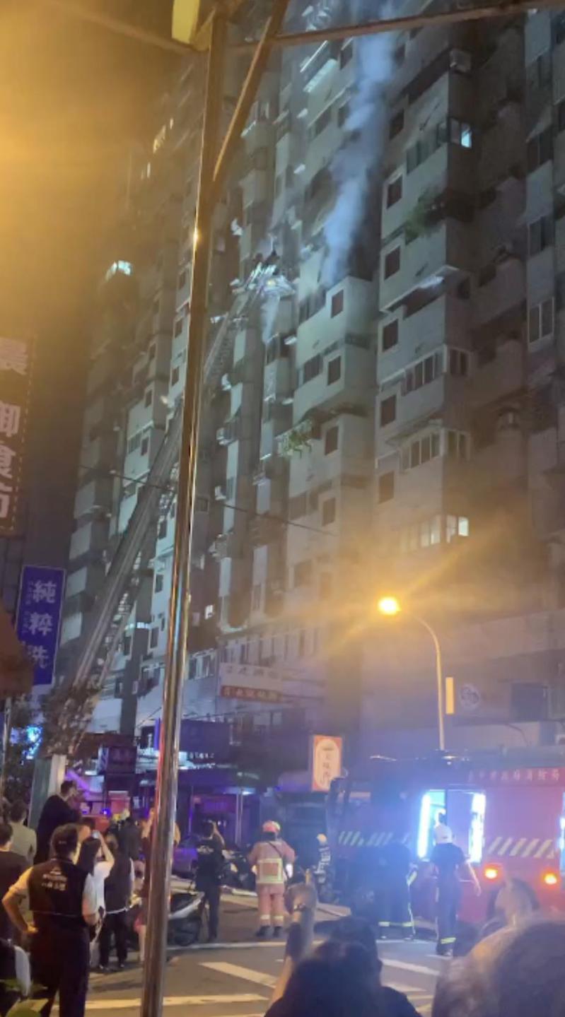 台中市西屯区福瑞街大楼在今天凌晨传出火警，酿2人丧生。图／摘自记者爆料网
