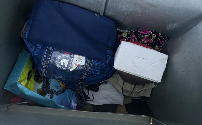 遭窃跑友表示，前天晚上衣保袋在新竹田径场不翼而飞，最后好险衣保袋在旧衣回收箱被发现，但里面的钱已经全部不见。图／跑友提供