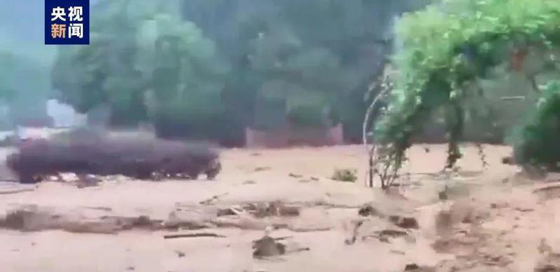因连日降雨，广西岑溪突发山洪，已造成两人遇难。（图／取自央视）