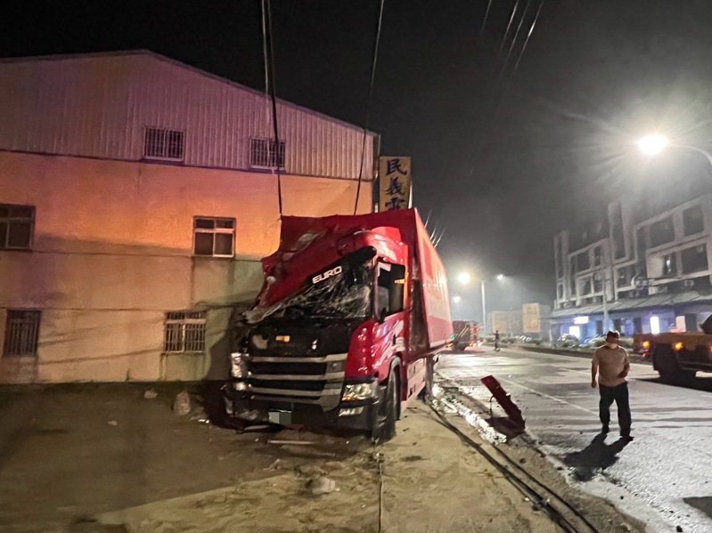 34岁陈男驾驶大货车撞进民宅，车头严重损毁。照／民众提供