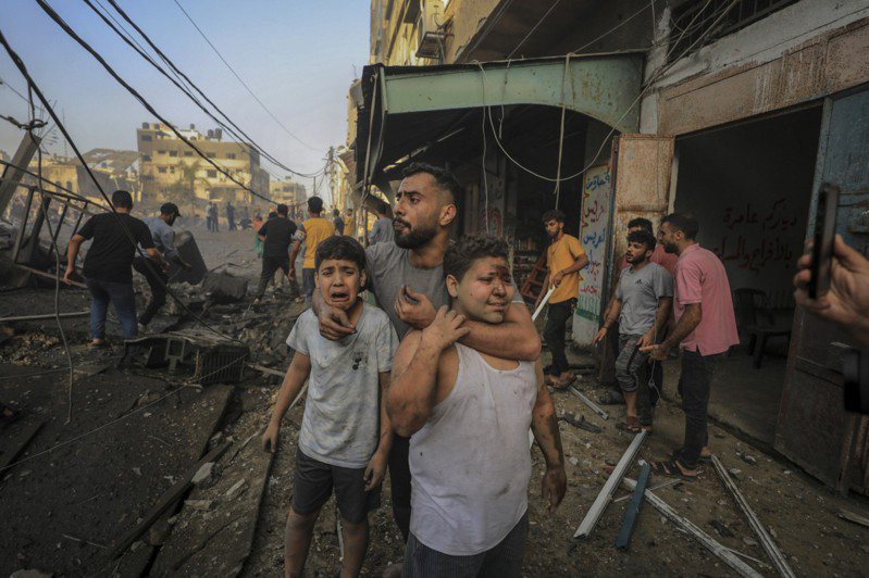 路透攝影記者紀錄以哈戰爭爆發初期情況，榮獲2024普立茲獎「即時新聞最佳攝影獎」。圖為路透得獎作品之一，去年10月25日，1名巴勒斯坦男子帶著2侄子，站在加薩的廢墟中。圖／取自普立茲獎官網