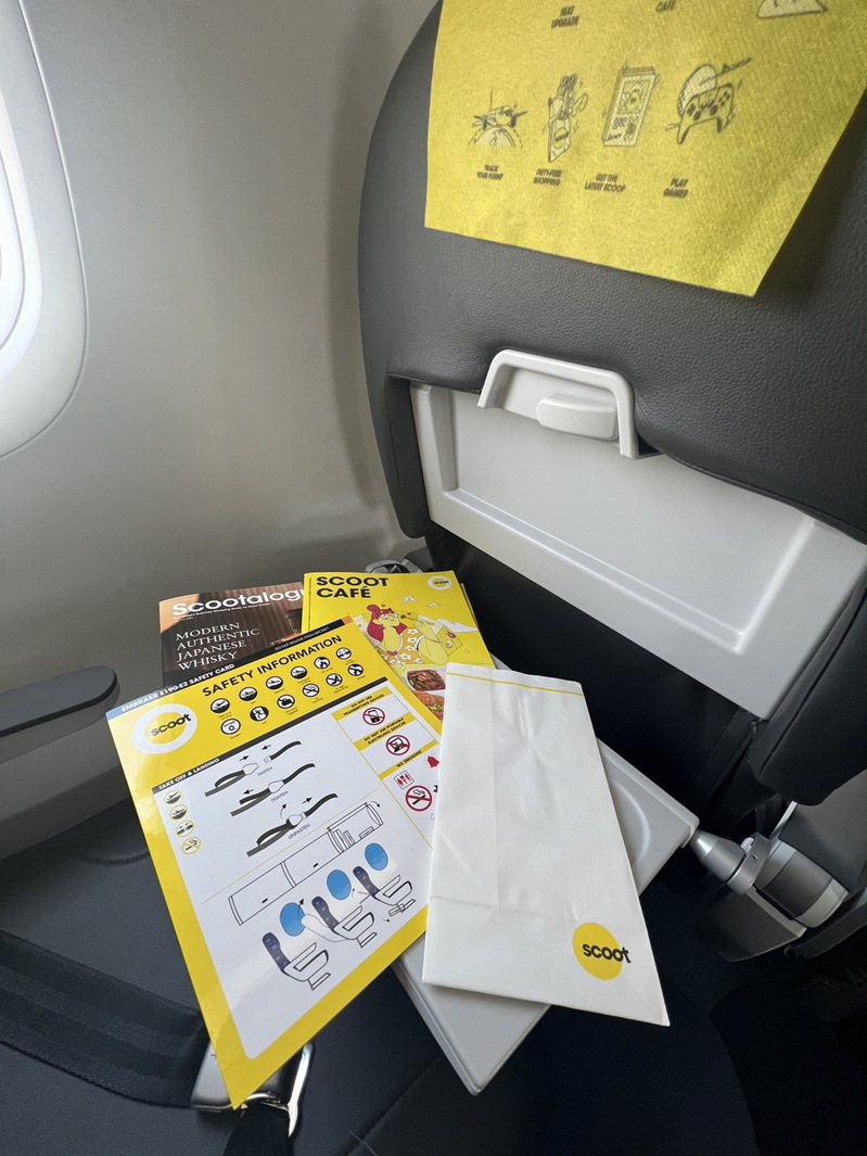 酷航E190-E2的紧急逃生须知卡与机上菜单。记者甘芝萁／摄影