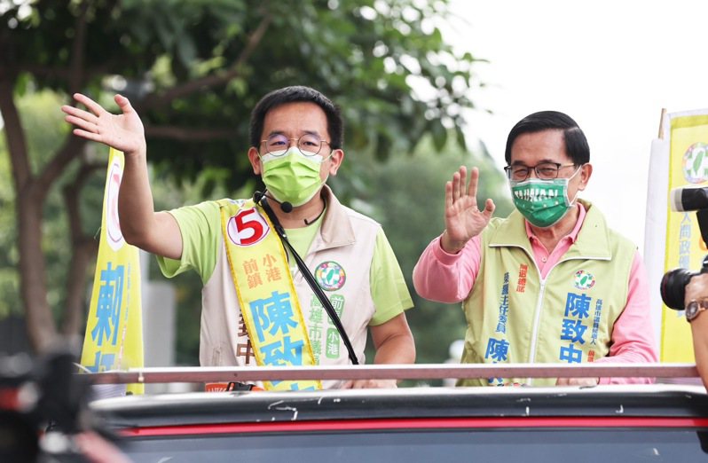 2022高雄市議員選舉，前總統陳水扁（右）曾陪兒子陳致中（左）車隊掃街。對於特赦議題，陳致中今天表示，不便回應。本報資料照片