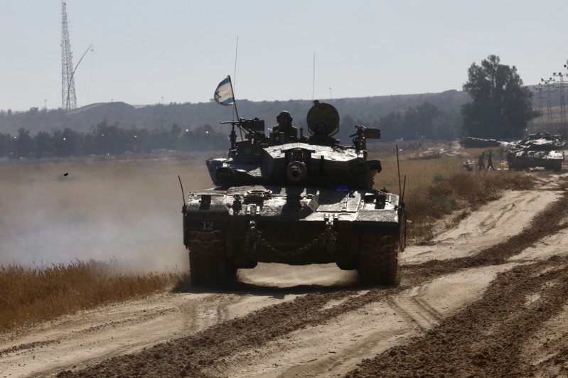 以色列國防軍7日宣布第401裝甲旅在當日上午已經占領拉法關口加薩一側。圖為以軍6日被目擊出現在加薩南部的克瑞沙洛關口。新華社