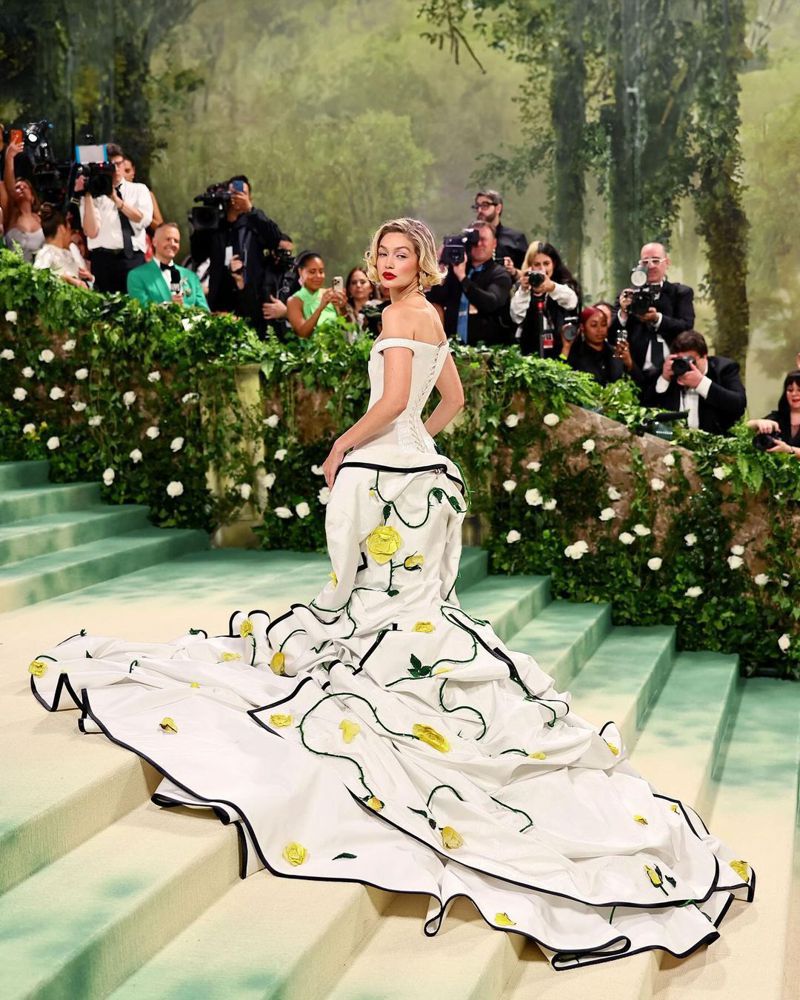 超模Gigi Hadid则是挑选美国设计师Thom Browne特别订制的立体黄玫瑰礼服参与盛会。图／摘自Thom Browne instagram
