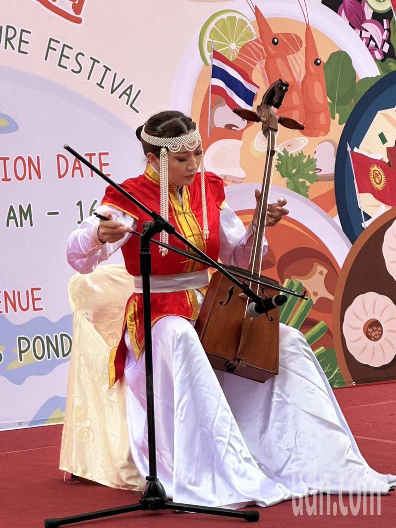 朝阳科技大学来自蒙古的女学生现场演奏马头琴。记者黄寅／摄影