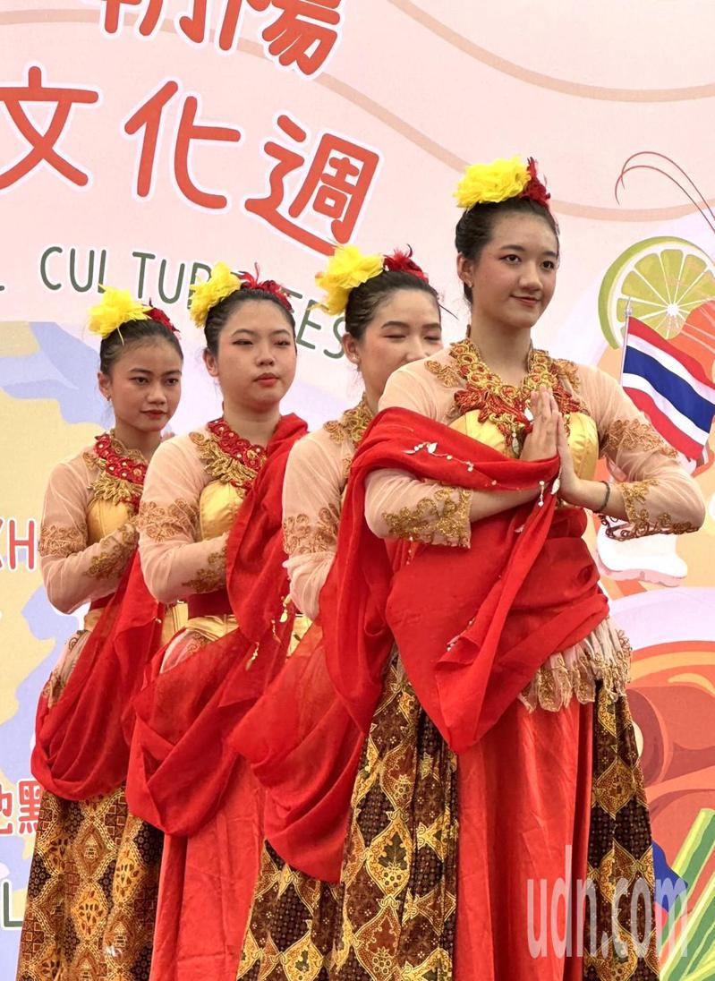 朝阳科技大学来自印尼的学生表演传统舞蹈「大鹏鸟之舞」。记者黄寅／摄影