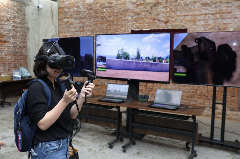 《VR重回普羅民遮》讓民眾透過VR虛擬實境眼鏡，重回400年前的普羅民遮城歷史現場。圖／南市文化局提供