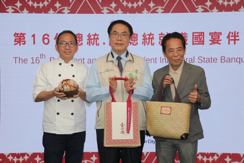 520总统就职国宴将在台南举办，，市长黄伟哲今邀伴手礼厂商，举行开箱记者会。记者郑惠仁／摄影