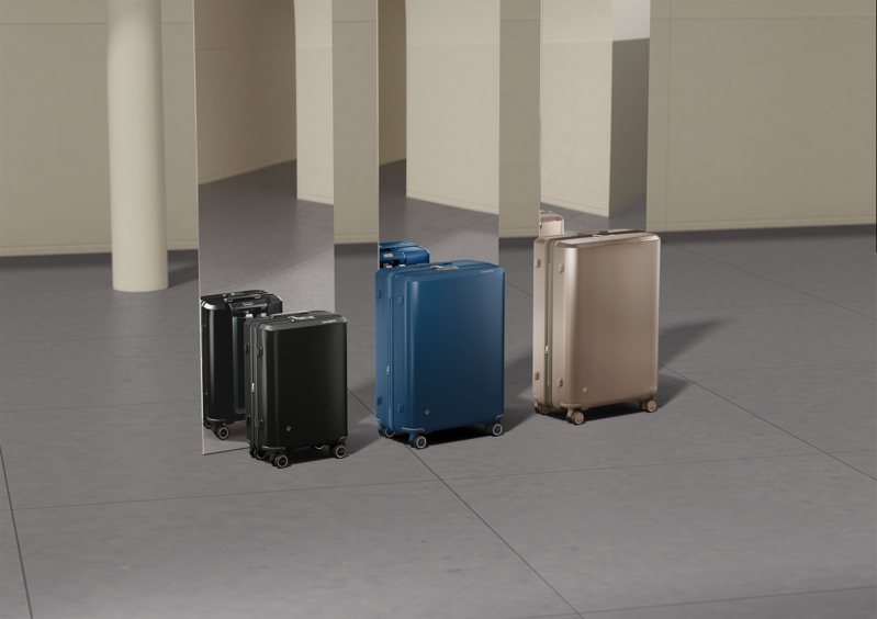 李栋旭在形象广告中所演绎的推出EVOA Z系列行李箱，则是热销EVOA款的进化版。