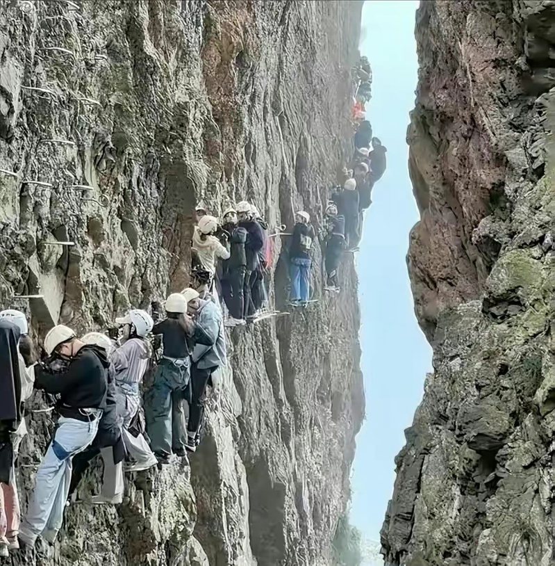 浙江溫州雁蕩山在五一連假湧入大量遊客，造成攀岩棧道堵塞。圖／取自微博