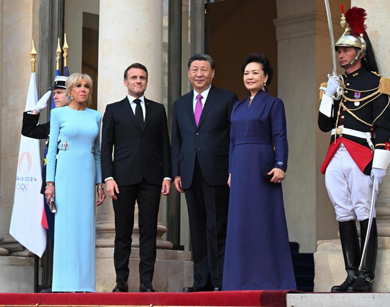 当地时间5月6日晚，大陆国家主席习近平和夫人彭丽媛在巴黎爱丽舍宫出席法国总统马克宏和夫人碧姬举行的欢迎宴会。（新华社）