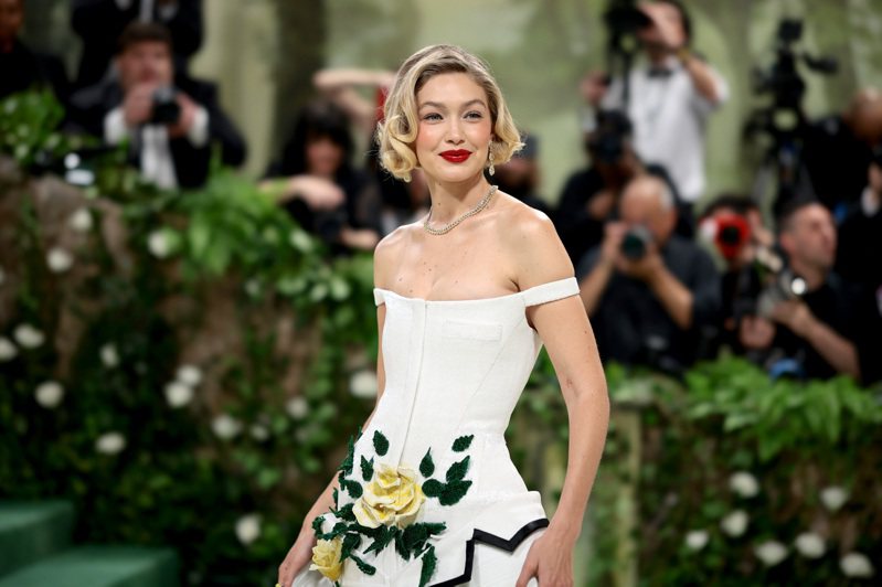 Gigi Hadid穿Thom Browne复古花卉礼服、配戴萧邦珠宝出席MET Gala。图／萧邦提供