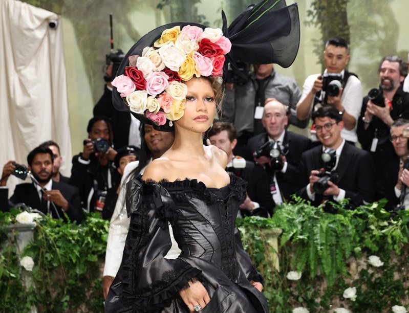 宝格丽全球品牌代言人Zendaya穿Givenchy骨董礼服、配戴宝格丽顶级珠宝出席MET Gala。图／宝格丽提供