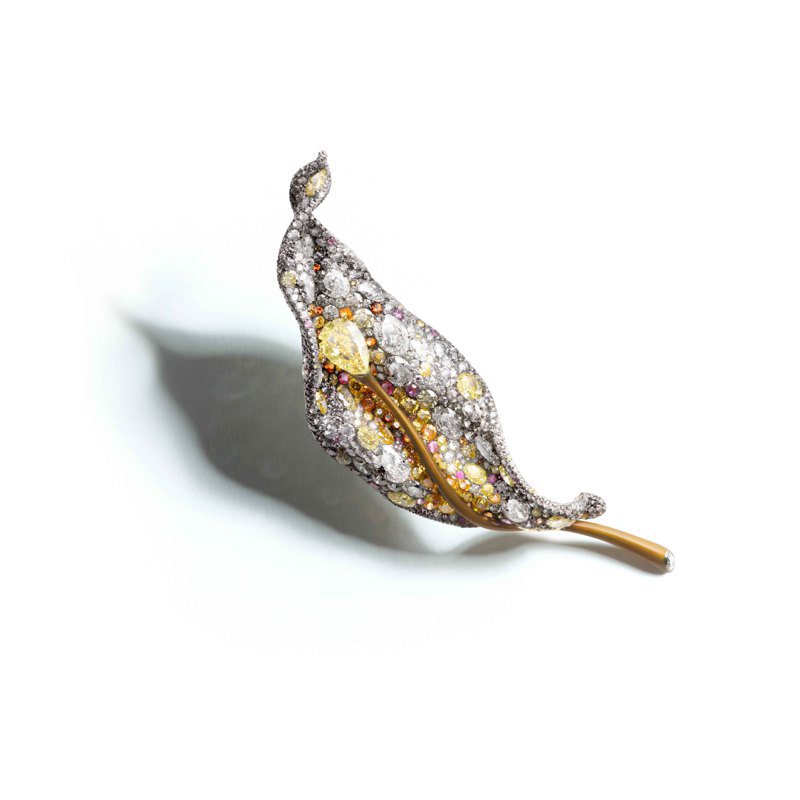 赵心绮配戴的CINDY CHAO The Art Jewel高级珠宝系列二十周年系列四季金秋长叶胸针。图／CINDY CHAO The Art Jewel提供
