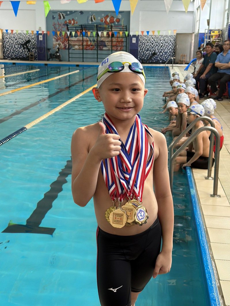 泰和國小游泳隊的二年級生曾仲寬在全國小學游泳錦標賽勇奪7金1銀佳績。圖／教練提供